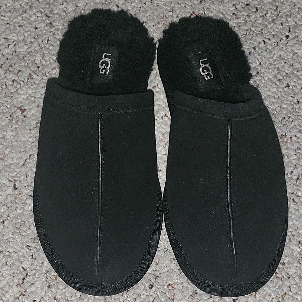 UGG Black Women's Slippers Size US 7 fit like a 7.5. Unisex Comfortable Slip On